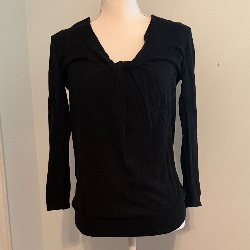 Elegant Black v-neck sweater